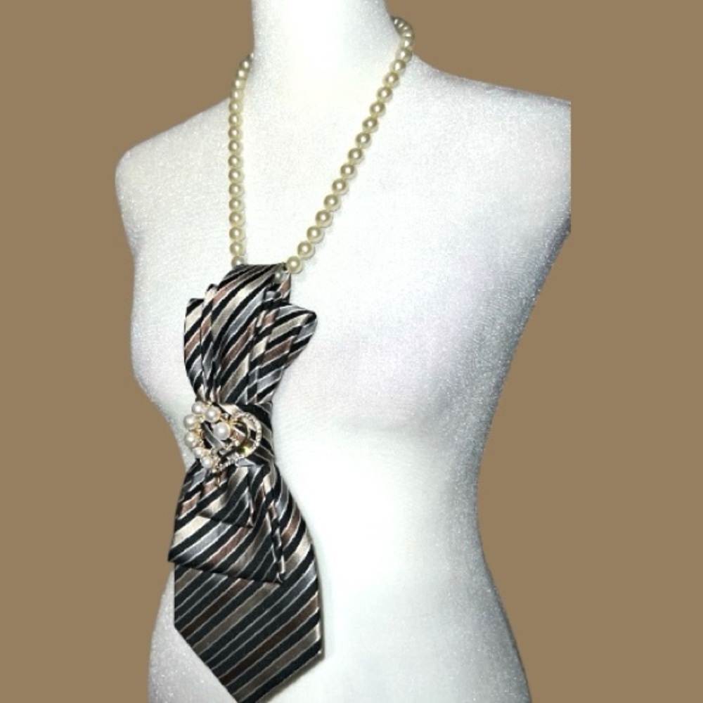 “Dainty Dapper”Elegant Striped necktie Necklace with heart brooch - Picture 6 of 6